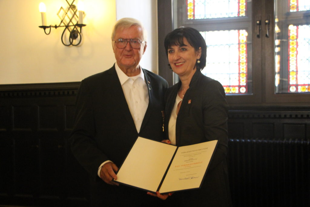 Verleihung des Verdienstkreuzes an Gerd Neufang von der stellvertretenden Bürgermeisterin der Stadt Hann. Münden Angelika Deutsch